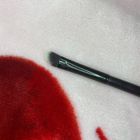 MICA Beauty angled ✅eyeshadow brush - Picture 5 of 9